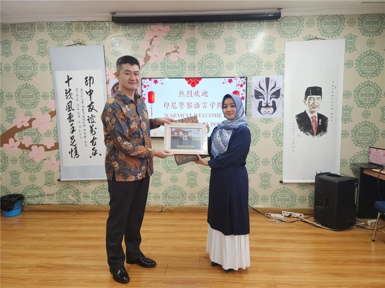 警察語(yǔ)言學(xué)院老師與王大昕交換禮品。活動(dòng)主辦方供圖