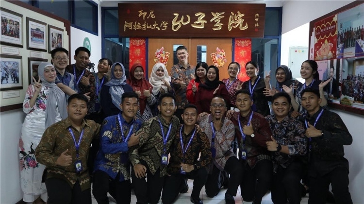 警察 學(xué)員們?cè)诳自洪T口合影?；顒?dòng)主辦方供圖