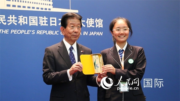 中國小大使向日本永旺1%俱樂部理事長(zhǎng)森美樹贈(zèng)送當(dāng)?shù)靥厣Y品。人民網(wǎng) 許可攝