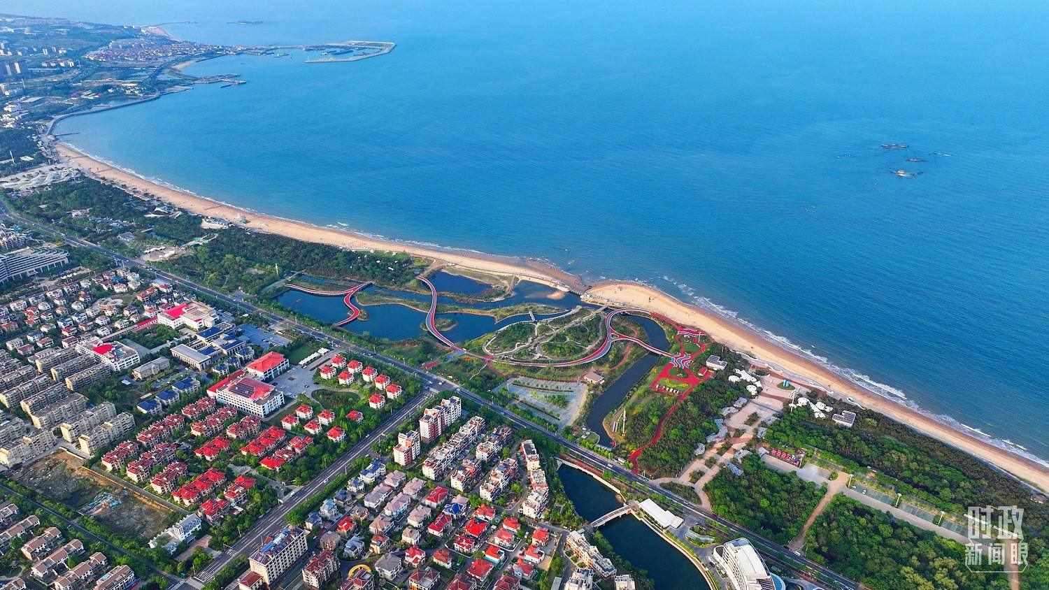 △日照市陽光海岸綠道。近年來，日照市對沿海裸露場地及岸線破損處進行生態(tài)修復，建成約28公里的陽光海岸綠道，為市民和游客提供了運動休閑好去處。（總臺央視記者范凱拍攝）