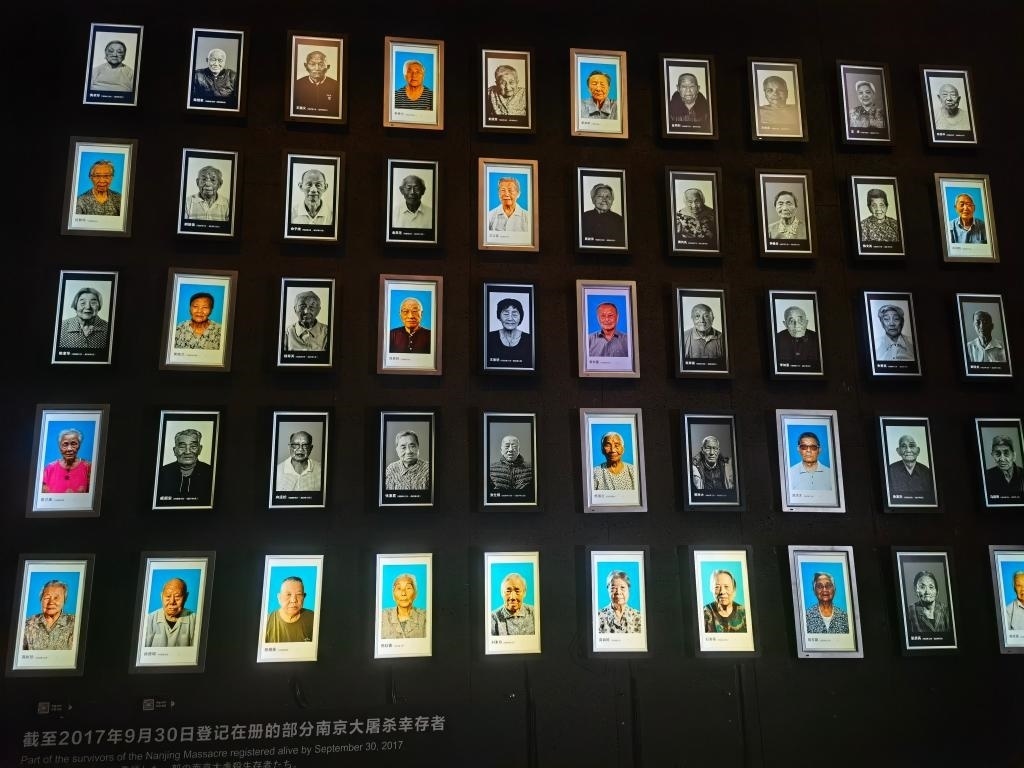 侵華日軍南京大屠殺遇難同胞紀(jì)念館內(nèi)的幸存者照片墻局部。新華社記者邱冰清 攝