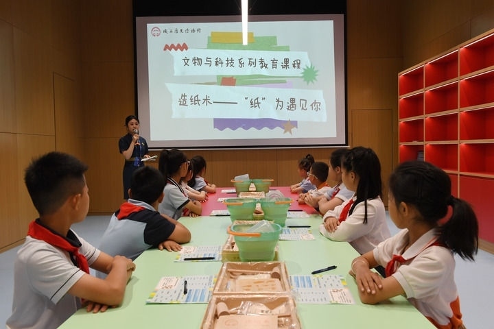2024年5月18日，小學(xué)生在陜西歷史博物館秦漢館參加“文物與科技”系列教育課程。新華社記者 李一博 攝