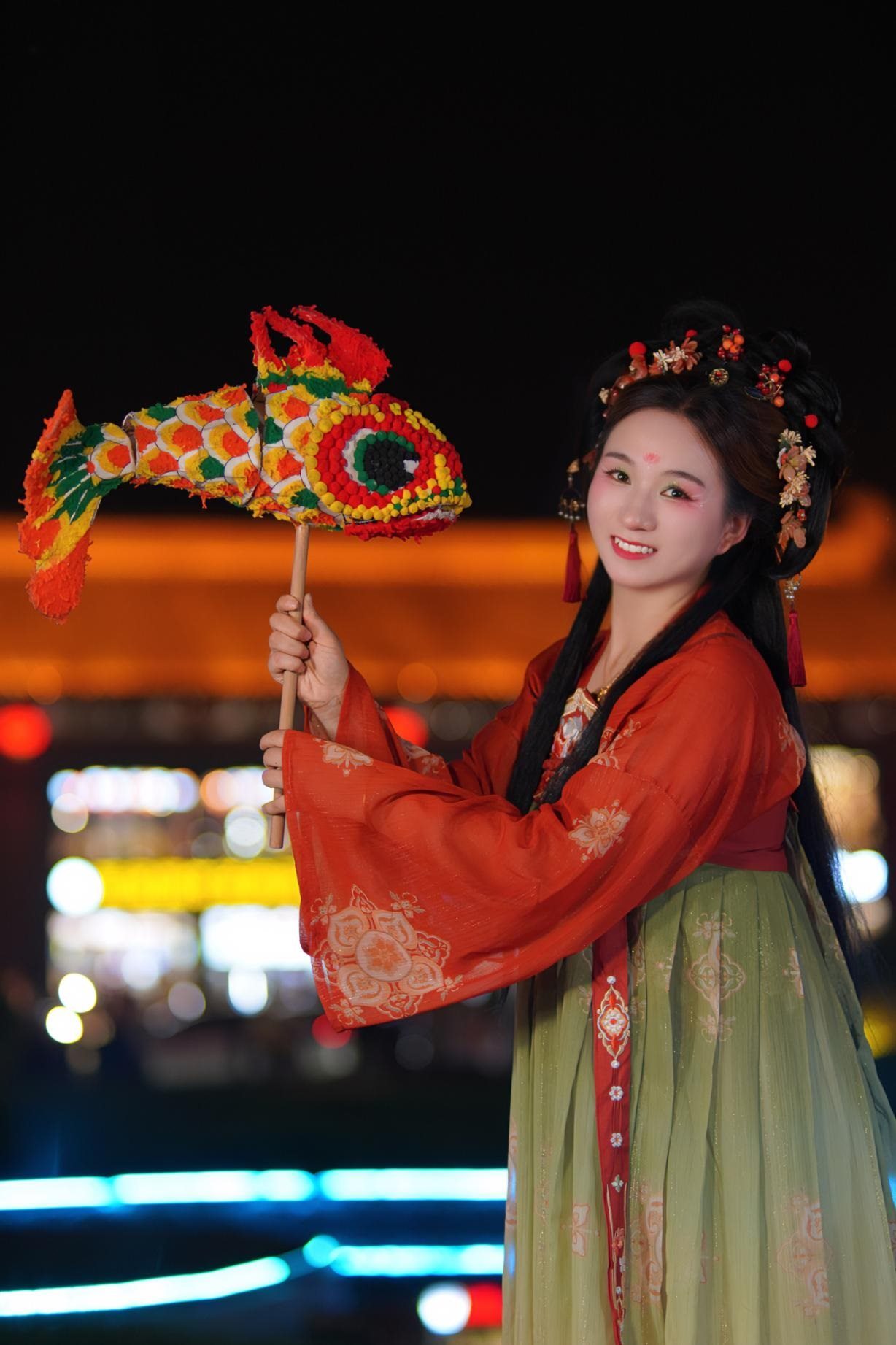 游客身穿漢服漫步在西安大唐不夜城。受訪者供圖