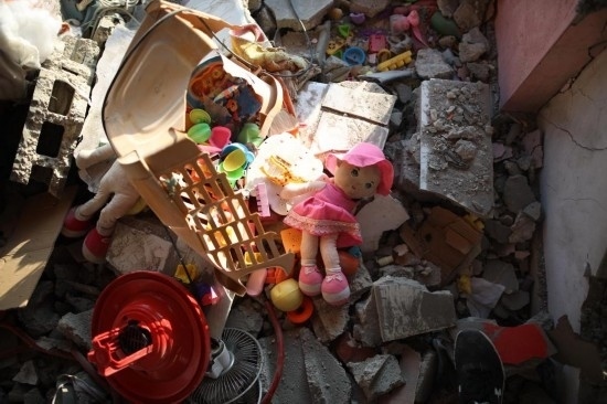 這是7月18日在加沙地帶中部努賽賴特難民營拍攝的遭到以軍襲擊的建筑廢墟。新華社發(fā)（馬爾萬·達(dá)烏德攝）