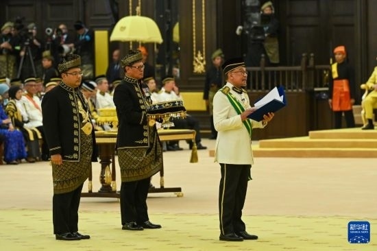  7月20日，馬來(lái)西亞總理安瓦爾（右）在吉隆坡出席最高元首登基儀式。新華社發(fā)（馬來(lái)西亞新聞局供圖）
