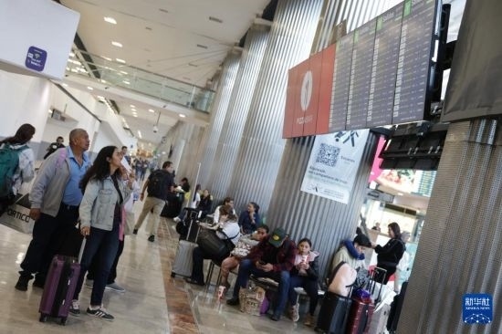 7月19日，在墨西哥首都墨西哥城的貝尼托·華雷斯國(guó)際機(jī)場(chǎng)，許多航班被延誤或取消，大量旅客在機(jī)場(chǎng)等待。新華社發(fā)（弗朗西斯科·卡涅多攝）