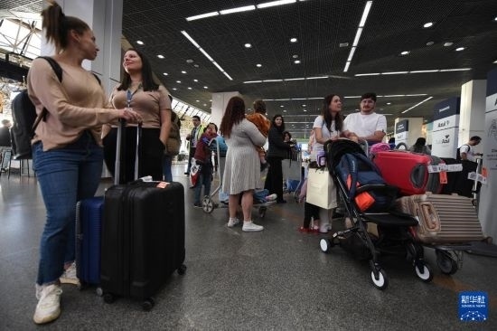 7月19日，受影響航班的旅客在巴西首都巴西利亞機(jī)場(chǎng)等待。新華社發(fā)（盧西奧·塔沃拉 攝）