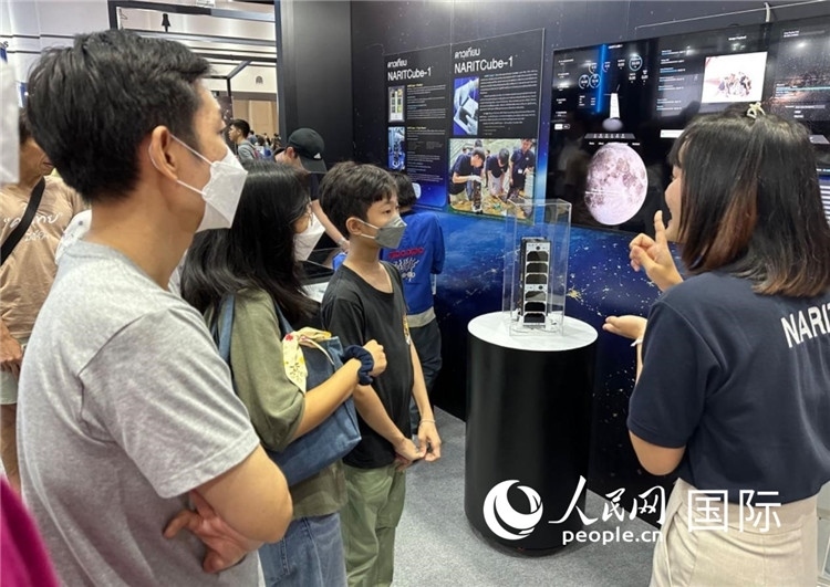 泰國國家天文研究所工作人員向觀眾科普天文知識。人民網記者 簡承淵攝