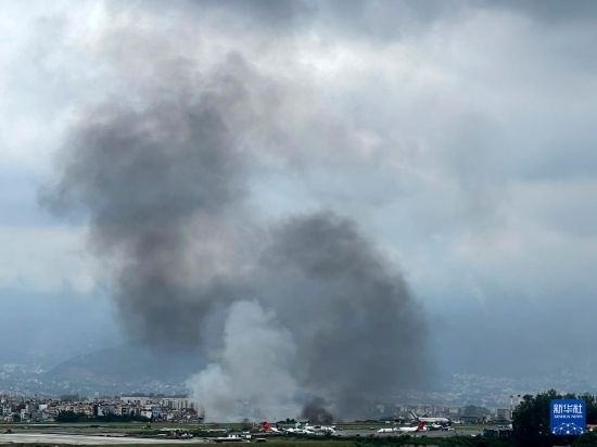 這是7月24日在尼泊爾加德滿都特里布萬機(jī)場(chǎng)拍攝的濃煙。目擊者說，一架飛機(jī)在尼泊爾加德滿都特里布萬機(jī)場(chǎng)墜毀。新華社/美聯(lián)