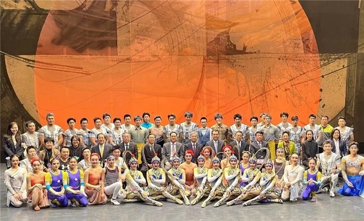 4月12日，中國人民對(duì)外友好協(xié)會(huì)會(huì)長楊萬明、駐日大使吳江浩及來自36國70位駐日使節(jié)代表等現(xiàn)場(chǎng)觀看中國雜技團(tuán)東京公演。中國人民對(duì)外友好協(xié)會(huì)供圖