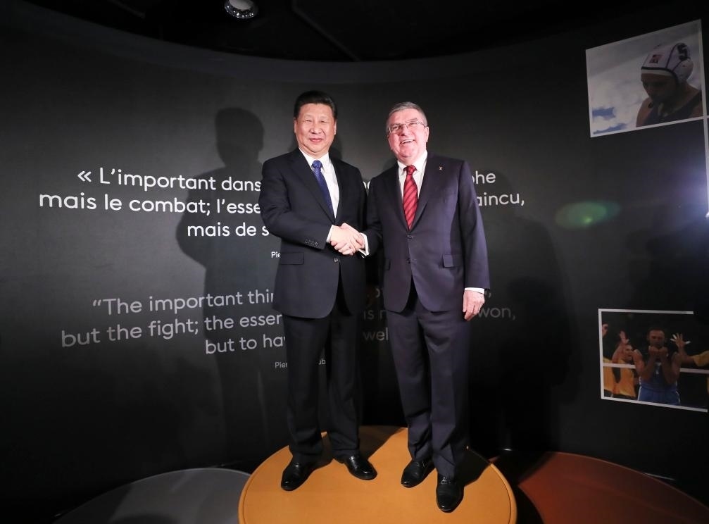 2017年1月18日，國家主席習(xí)近平在瑞士洛桑國際奧林匹克博物館會見國際奧林匹克委員會主席巴赫。這是習(xí)近平和巴赫在奧運(yùn)冠軍領(lǐng)獎(jiǎng)臺上合影。新華社記者 蘭紅光 攝
