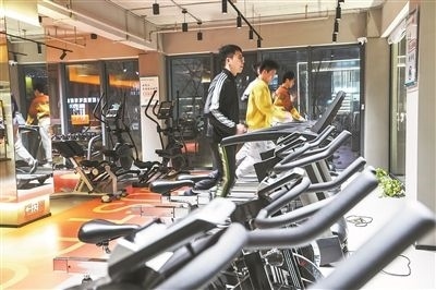 年輕人在江蘇省一人才社區(qū)的健身房運動。 新華社記者 楊磊攝