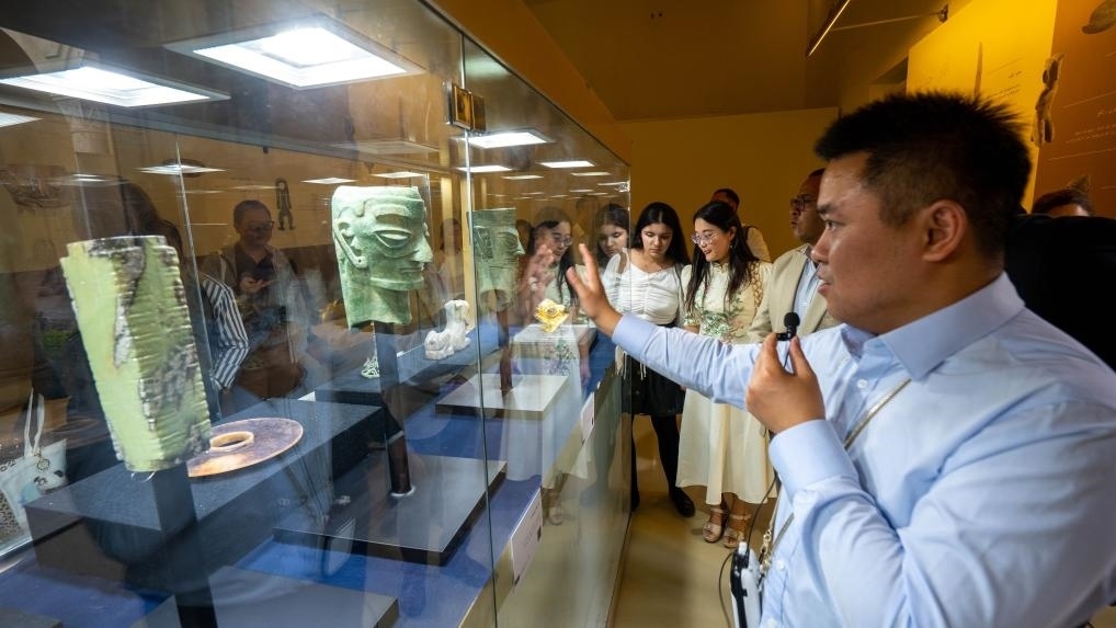 2024年6月14日，冉宏林在埃及開羅舉辦的“三星堆·金沙”主題數(shù)字展上向埃及公眾介紹三星堆文化。新華社發(fā)（四川省文物考古研究院供圖）