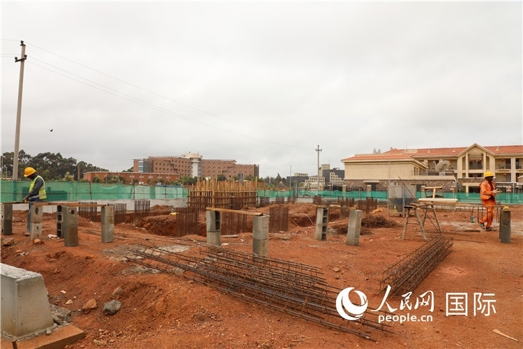 圖為孔子學(xué)院項(xiàng)目施工現(xiàn)場(chǎng)。人民網(wǎng)記者 沈小曉攝。