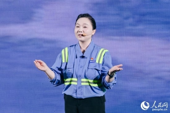 黃英紅講述在互聯(lián)網(wǎng)“種地”的故事。人民網(wǎng)攝