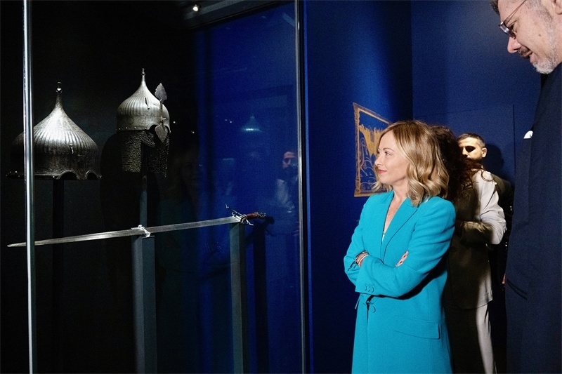 意大利總理梅洛尼參觀展覽“傳奇之旅：馬可·波羅與絲綢之路上的世界”。 (意大利總理府供圖)