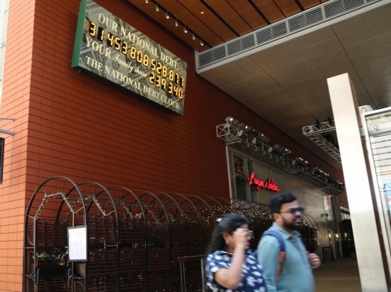 2023年5月29日，人們經(jīng)過美國紐約曼哈頓的“國債鐘”?！皣鴤姟笔且粋€(gè)大型計(jì)數(shù)器，它實(shí)時(shí)更新美國的公共債務(wù)總額，并顯示出每個(gè)美國家庭所要負(fù)擔(dān)的數(shù)額。 新華社記者劉亞南攝