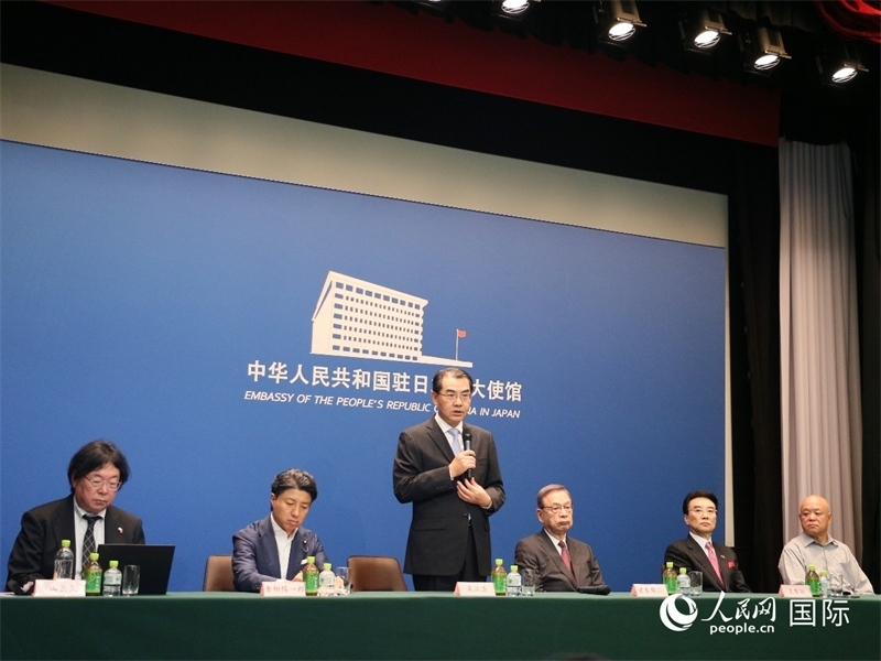 中國駐日本大使吳江浩（左三）致辭。人民網(wǎng) 許可攝