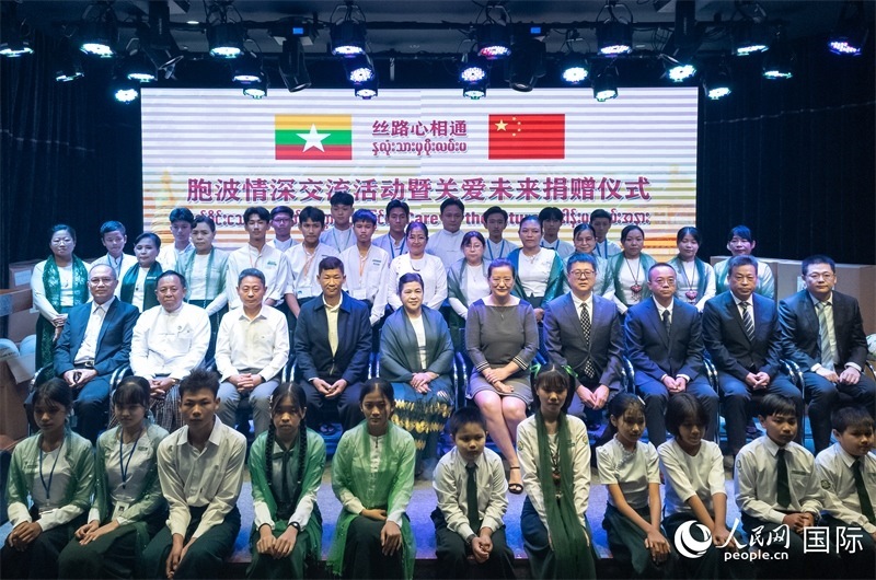 嘉賓與受助師生合影。人民網(wǎng)記者 謝佳君攝