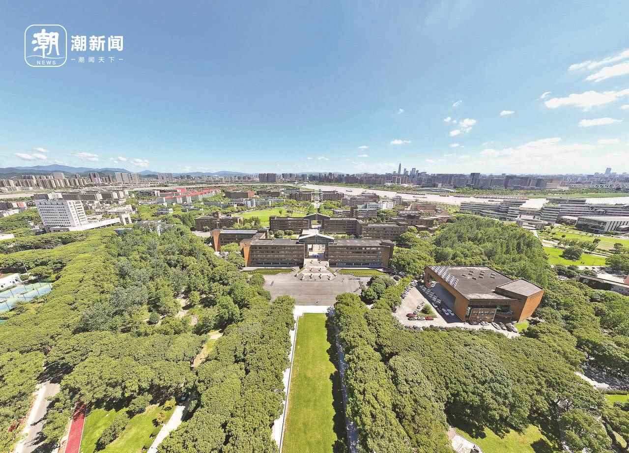 俯瞰寧波大學。潮新聞記者 賀元凱 周旭輝 彭鵬 攝