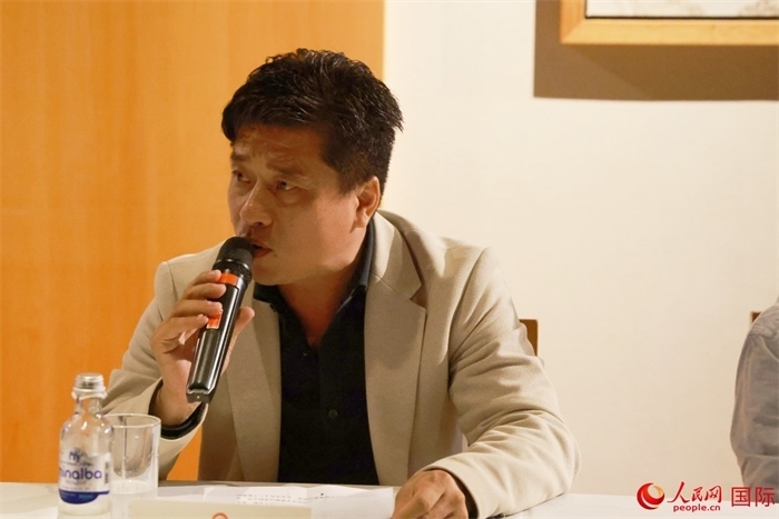 巴西中國浙江商會會長鄭俠茂在座談會上致辭。人民網(wǎng)記者 陳海琪攝