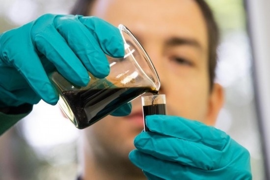 2022年5月24日，在匈牙利薩茲豪隆包陶多瑙河煉油廠，一名工人對通過阿德里亞輸油管道運(yùn)達(dá)的原油樣品進(jìn)行質(zhì)量分析。新華社發(fā)（弗爾季·奧蒂洛攝）