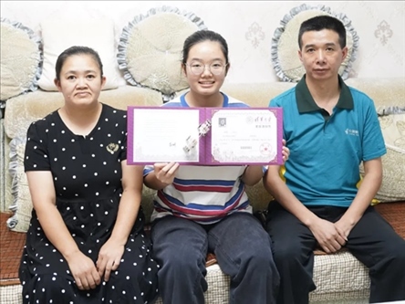 楊雨和父母。清華大學(xué)供圖