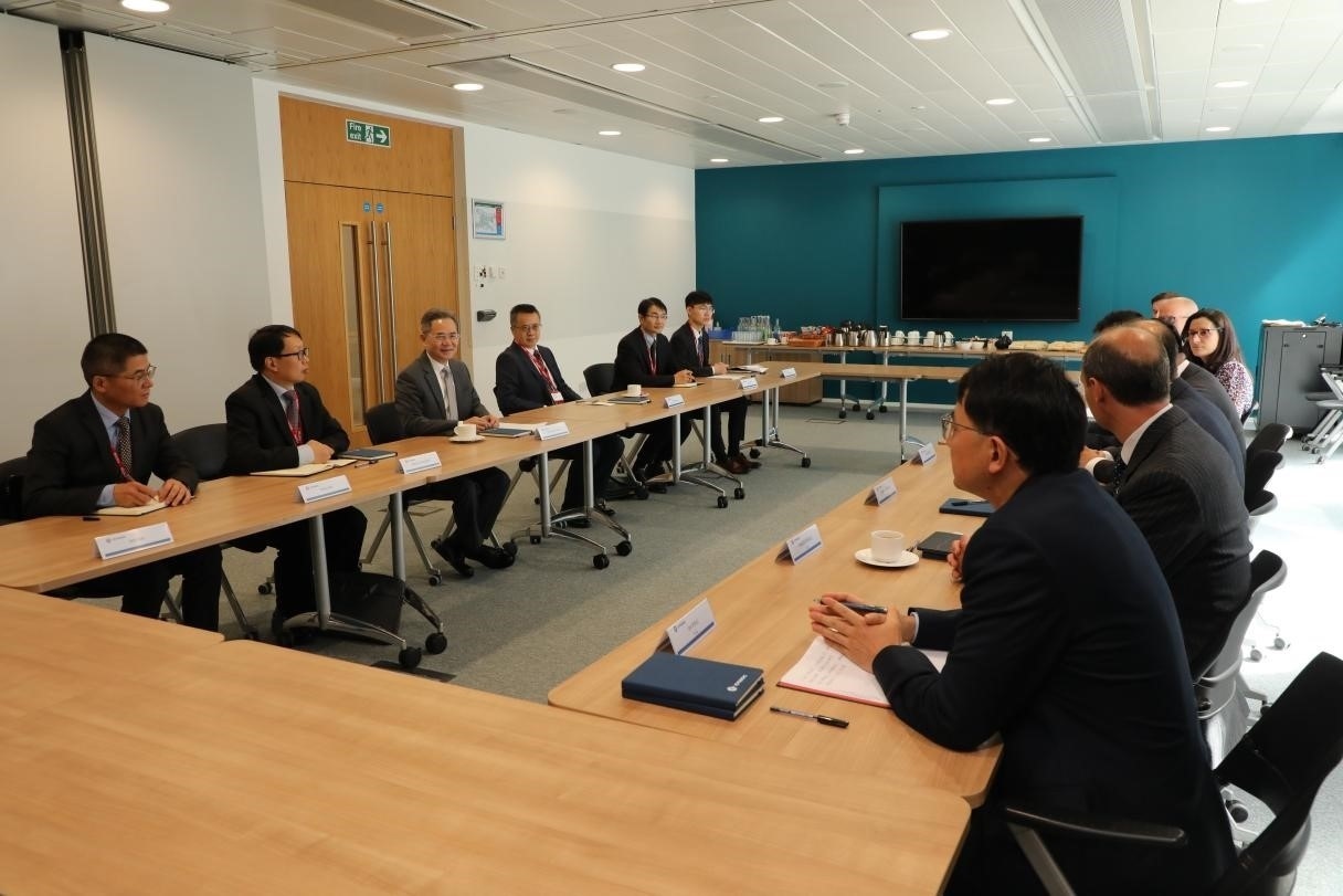 圖為中國駐英國大使鄭澤光與項(xiàng)目運(yùn)營團(tuán)隊(duì)及企業(yè)合作機(jī)構(gòu)負(fù)責(zé)人座談現(xiàn)場。中國駐英國使館供圖