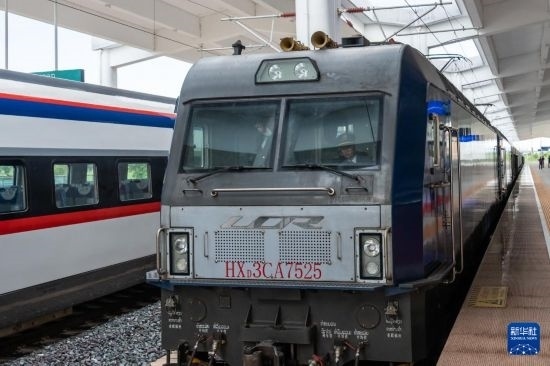 8月5日，由老撾籍火車司機(jī)獨(dú)立駕駛的滿載貨物的列車駛出中老鐵路萬象站。新華社發(fā)（凱喬 攝）