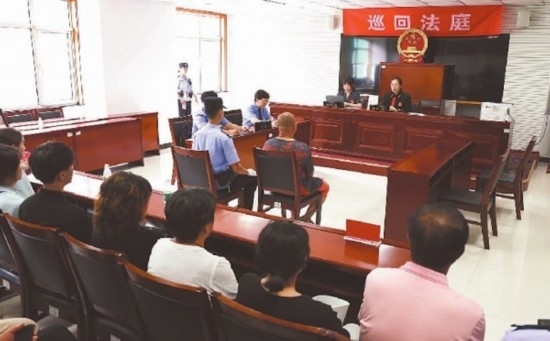 圖①：庭審現(xiàn)場(chǎng)。