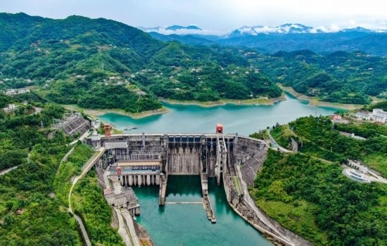 這是陜西安康水電站大壩（2024年6月21日攝，無人機(jī)照片）。新華社記者 蔡湘鑫 攝