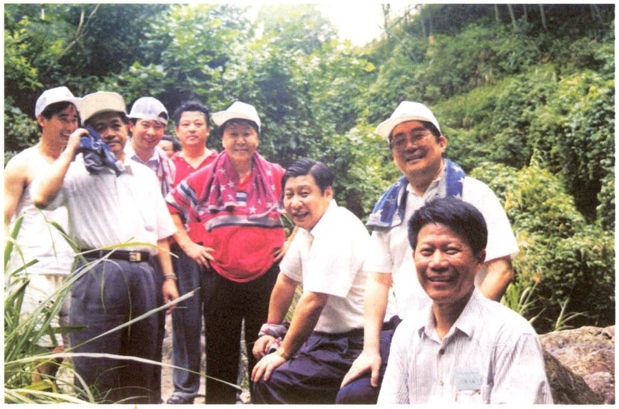 1999年6月，習(xí)近平在福州森林公園參加紀(jì)念毛主席“發(fā)展體育運(yùn)動(dòng)，增強(qiáng)人民體質(zhì)”題詞47周年登山健身活動(dòng)。（資料照片，來(lái)源：《習(xí)近平在福建》（下））