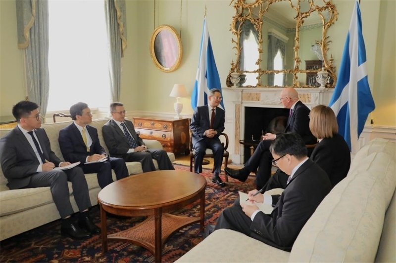 中國駐英國大使鄭澤光在愛丁堡會(huì)見蘇格蘭首席部長斯溫尼。中國駐英國使館供圖