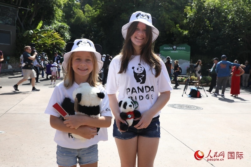 3、美國(guó)當(dāng)?shù)卦S多民眾來圣迭戈動(dòng)物園看熊貓。 人民網(wǎng)記者 李志偉攝