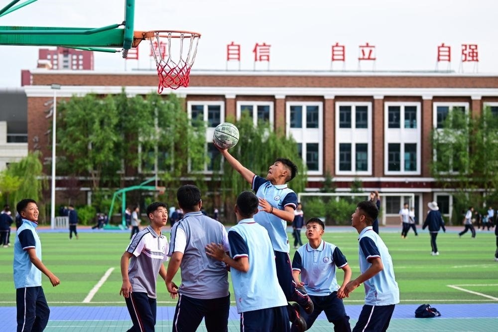 青海果洛西寧民族中學(xué)的學(xué)生在打籃球。