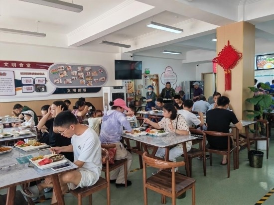 清水灣社區(qū)食堂坐滿了前來就餐的居民。新華社記者 鄒欣媛 攝