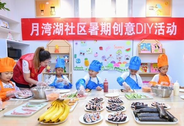 漯河市月灣湖社區(qū)青少年活動室里，志愿者教孩子們做手工。 齊國霞攝