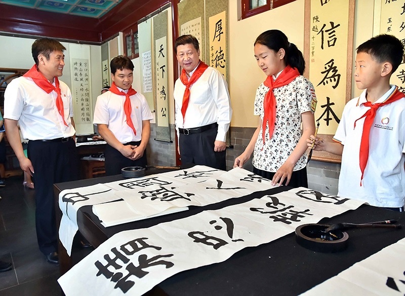 2014年5月30日，習近平總書記來到北京市海淀區(qū)民族小學，參加慶祝“六一”國際兒童節(jié)活動。這是總書記觀看學生書寫的毛筆字。
