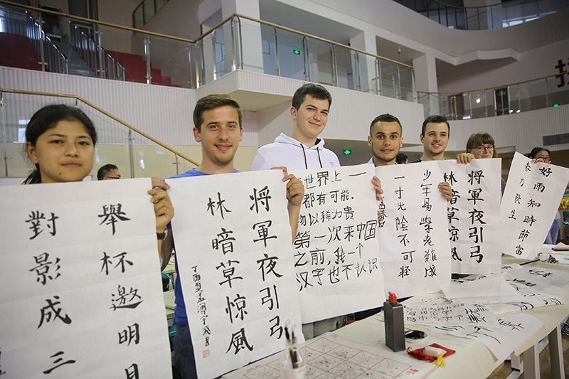 2017年6月5日，來自青島大學和中國石油大學（華東）的外國留學生在展示現(xiàn)場完成的書法作品。
