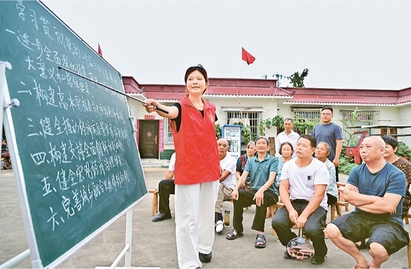 學(xué)習(xí)好貫徹好黨的二十屆三中全會(huì)精神，是當(dāng)前和今后一個(gè)時(shí)期全黨全國(guó)的一項(xiàng)重大政治任務(wù)。圖為2024年7月27日，四川省眉山市仁壽縣“小黑板”宣講小分隊(duì)，向基層黨員干部群眾宣講黨的二十屆三中全會(huì)精神。 人民圖片 潘帥/攝