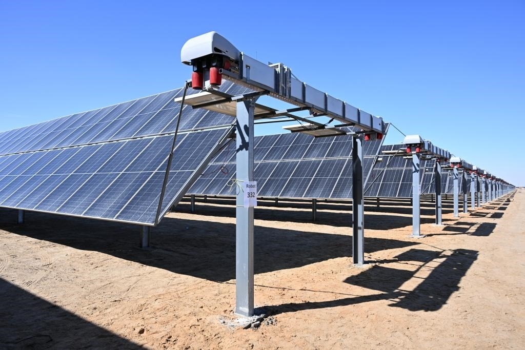 這是2023年3月18日在位于阿聯(lián)酋阿布扎比南部的艾爾達芙拉光伏電站拍攝的光伏板。新華社發(fā)（中國機械設備工程股份有限公司阿布扎比分公司供圖）