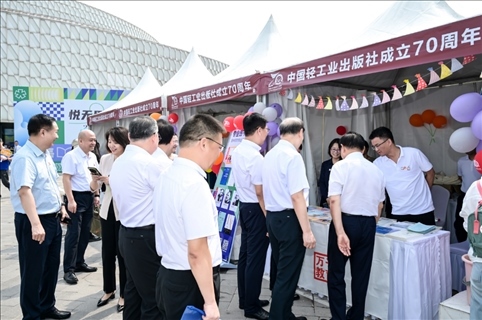 “書香滿園·輕閱七十年”圖書文化歡樂市集開市。主辦方供圖