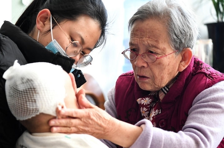 2022年11月16日，在陜西省榆林市佳縣，路生梅（右）在家中為患兒義診。 新華社發(fā)（鄒競一 攝）