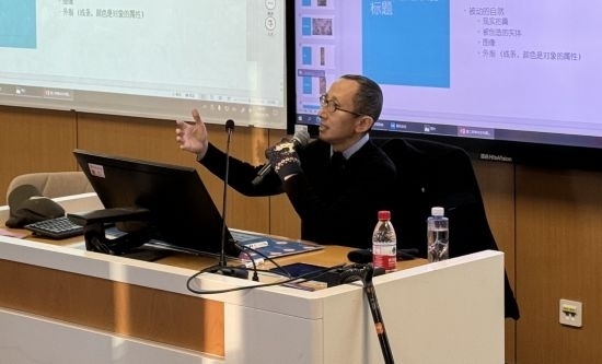 從去年秋天起，還在治療中的朱銳就堅持給本科生開課。（受訪者供圖）