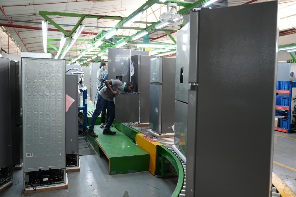 8月14日，在南非開普敦，當(dāng)?shù)貑T工在海信南非工業(yè)園的冰箱生產(chǎn)線上工作。新華社記者王雷攝