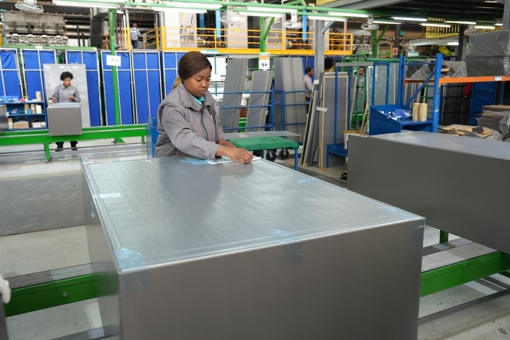 8月14日，在南非開普敦，當(dāng)?shù)貑T工在海信南非工業(yè)園的冰箱生產(chǎn)線上工作。新華社記者王雷攝