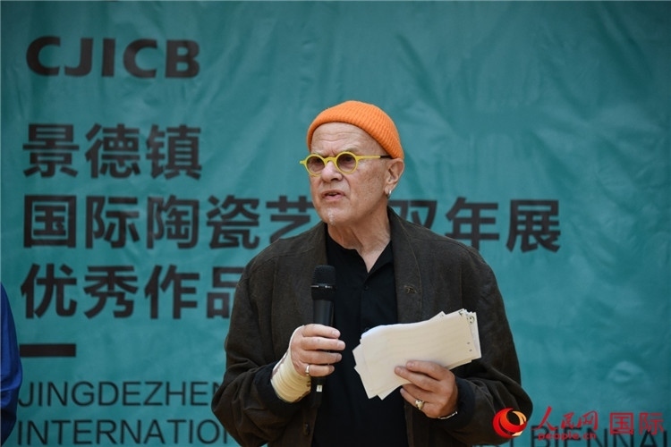 瑞典藝術(shù)家托比恩·卡爾斯博致辭。人民網(wǎng)記者 殷淼攝