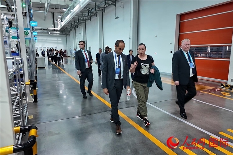 駐華外交官和國(guó)際組織駐華代表參觀億華通動(dòng)力科技有限公司生產(chǎn)車間。人民網(wǎng)記者 方童攝