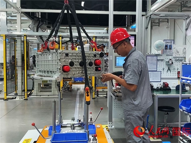 技術(shù)人員進(jìn)行系統(tǒng)化測(cè)試。人民網(wǎng)記者 于洋攝