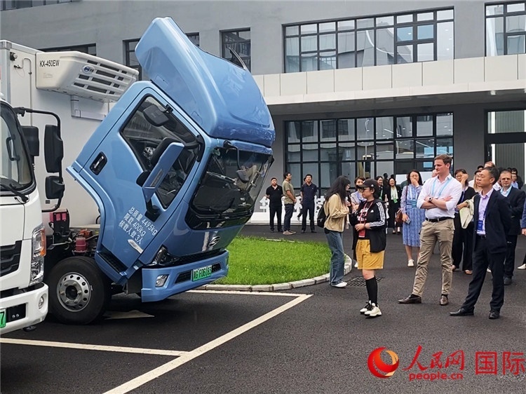 于民向駐華外交官和國(guó)際組織駐華代表介紹燃料電池車型。人民網(wǎng)記者 于洋攝